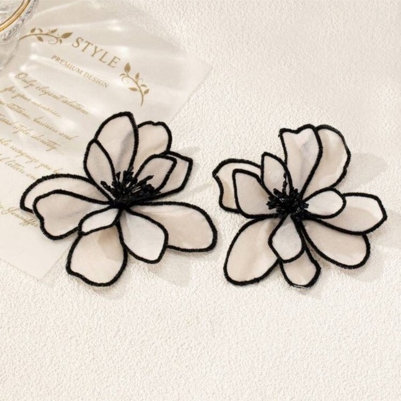 ✨NEW Elegant Black and White Floral Earrings - Picture 3 of 5